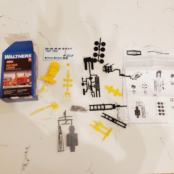 Walthers Cornerstone 933-3109 Kalmar Intermodal Container Crane - Kit HO Scale - Picture 2 of 6